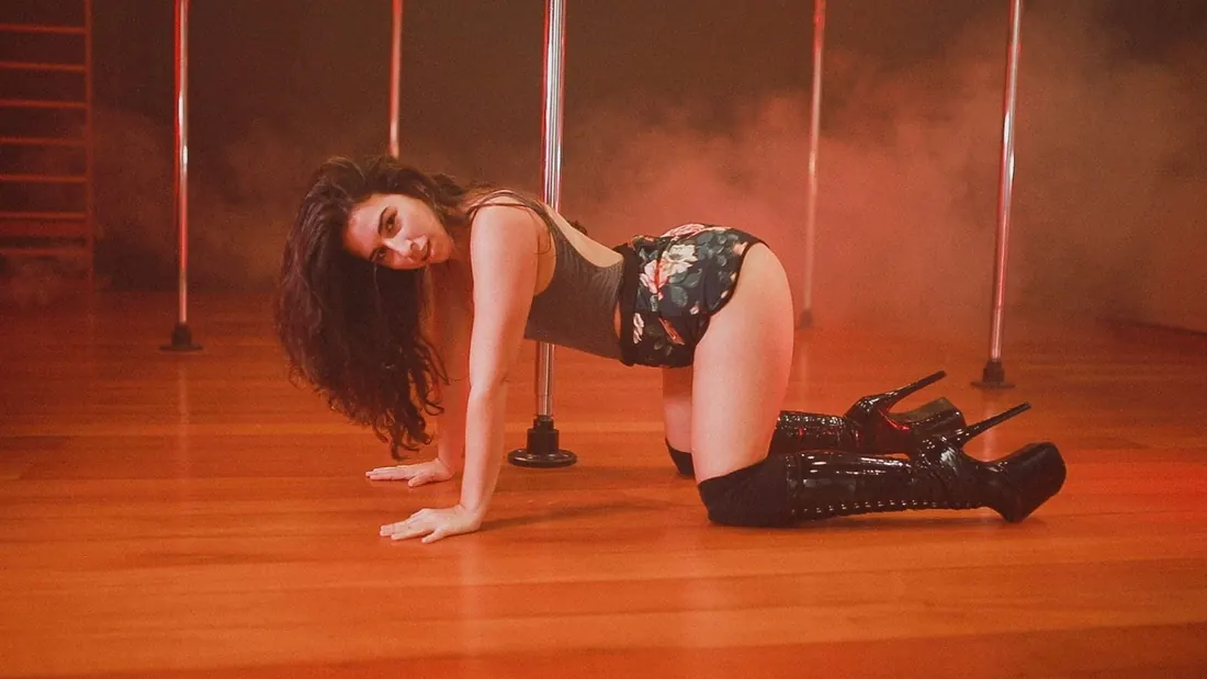 Aula ao vivo de pole dance por Zoom