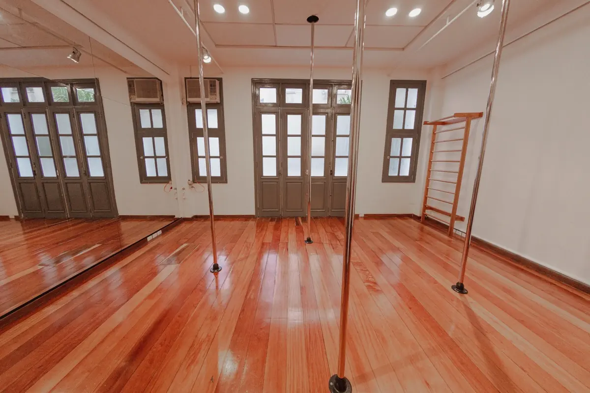 Sala Marielle Franco com barras de pole